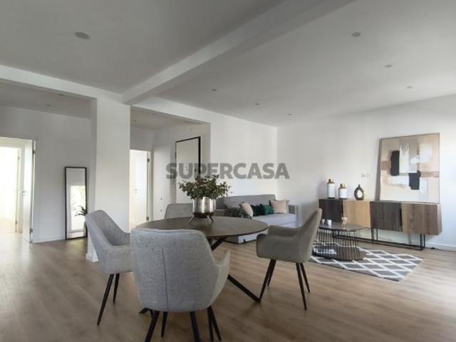 T3 Totalmente Remodelado com Varanda em Benfica