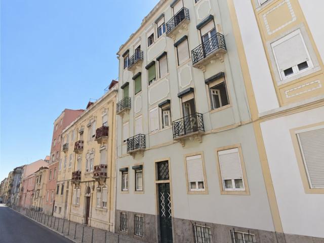 T3 Totalmente Remodelado e Mobilado com Varanda e Terraço Pr. 84m² Arroios