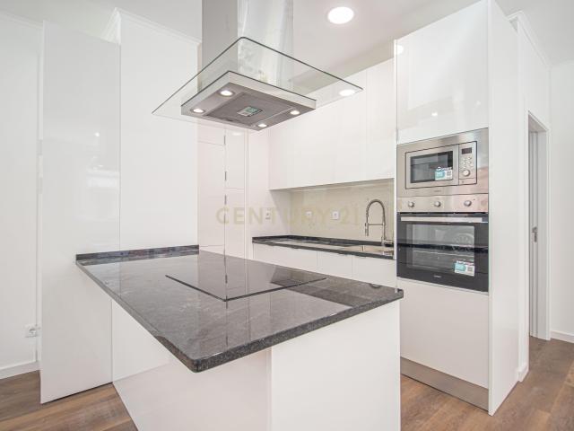T3 totalmente remodelado em Sacavém com 1 lugar de garagem