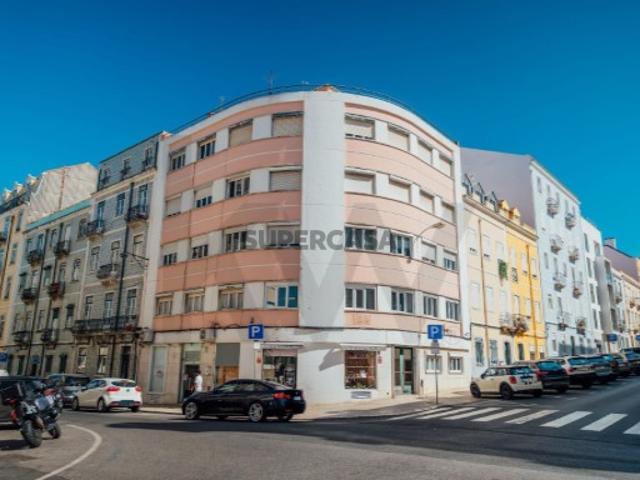 T3 totalmente remodelado junto ao Jardim da Parada | Campo de Ourique