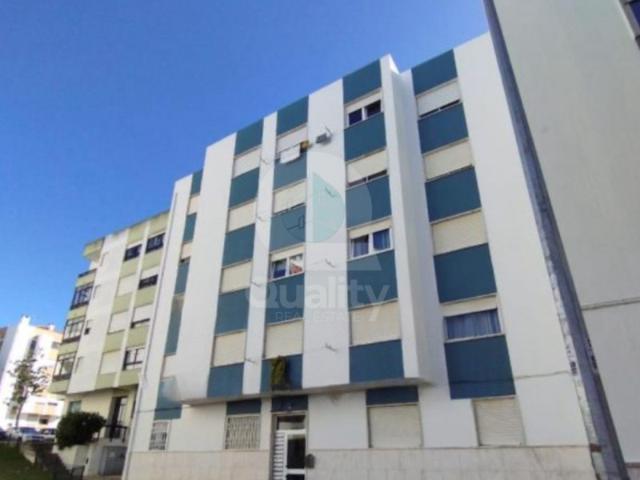 T3 Totalmente Remodelado no Cacém R/c com Arrecadação