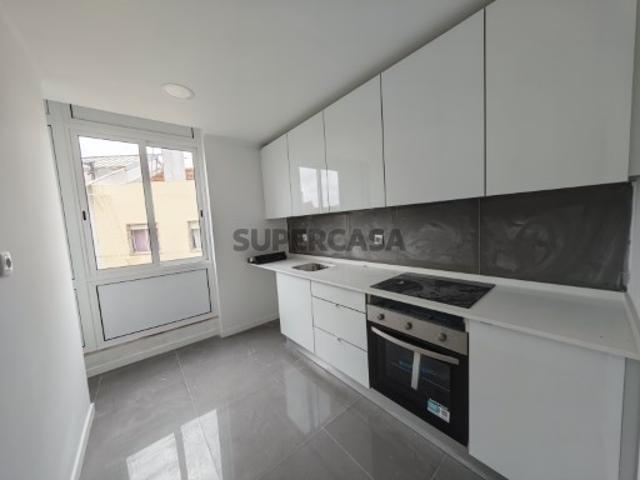 T3 totalmente remodelado na Damaia de Cima