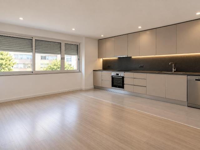 T3 Totalmente Remodelado na Damaia – 90 m2, Cozinha Equipada e Marquise, Pronto a Habitar