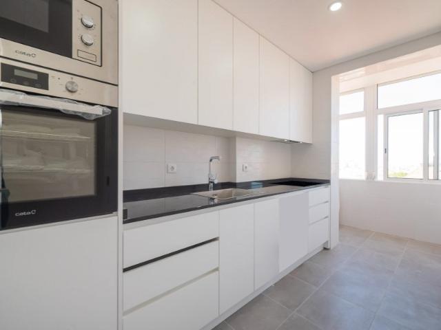 T3 Totalmente Remodelado | Nascente/Poente | 2 Varandas | Junto ao Jardim e Escola | Venteira