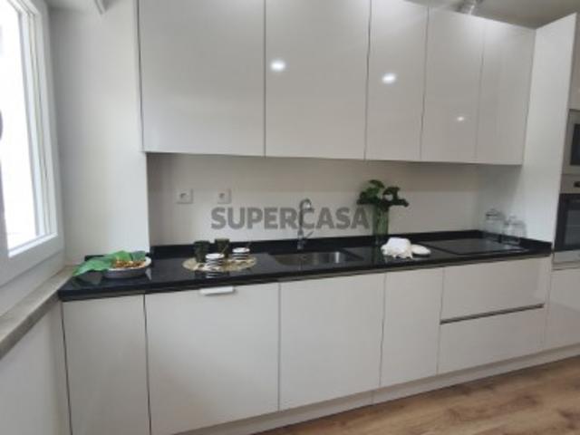 T3 Totalmente Renovado com Varandas em Benfica Com Home Staging Incluído!