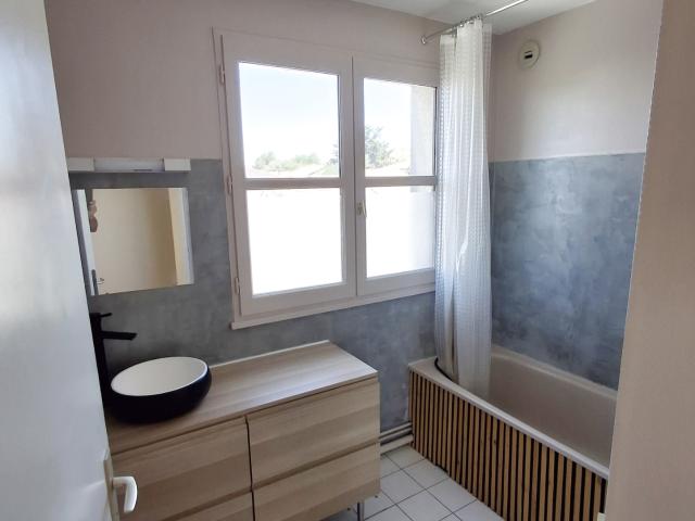 T3 TRAVERSANT AVEC TERRASSE COTE PAVE