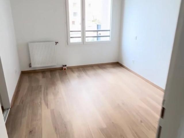 T3 traversant proche frange verte avec GARAGE ET BALCON