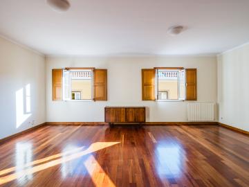 T3 + Varanda + Garagem 2 carros, no Principe Real / Assembleia Geral, próximo da Praça das Flores Centro de Lisboa