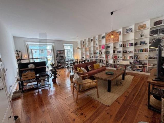 T3 Apartamento elegante e encantador, varanda ampla e vistas sobre Lisboa, nas Avenidas Novas
