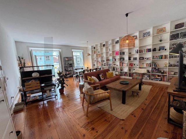 T3 Apartamento elegante e encantador, varanda ampla e vistas sobre Lisboa, nas Avenidas Novas