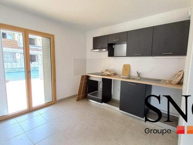 T3 AVEC TERRASSE / JARDIN ET PARKING