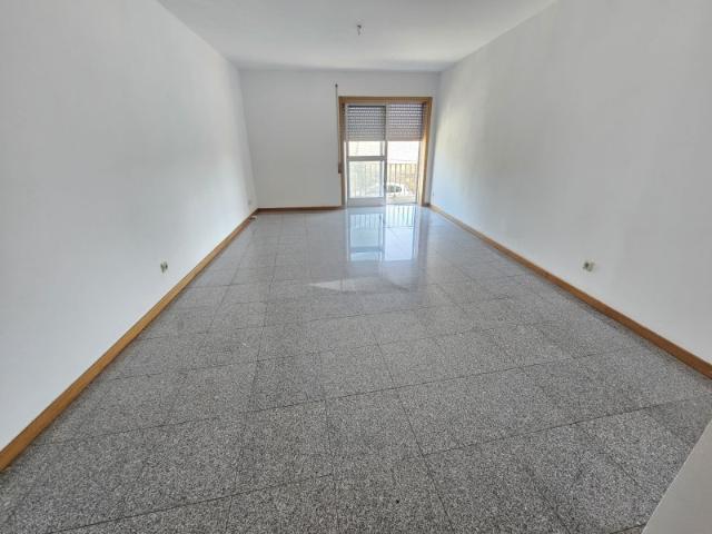 T3 AVENIDA CARVALHA FANZERES C/ GARAGEM FECHADA