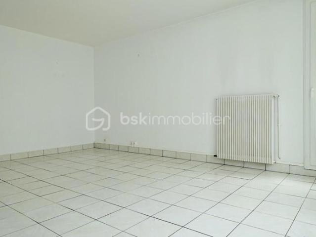T3 bis parfait état balcon + cave + stationnements sécurisés idéal RP ou investissement