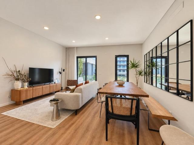 T3 C/ Closet, Domótica e 2 Lugares de Garagem com Wallbox | Orientação a Sul | Residence, Pontinha