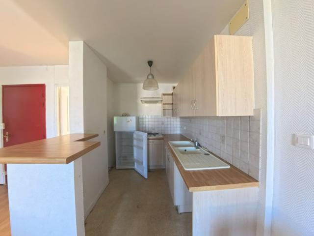 T3 CENTRE VILLE DE CHATELLERAULT EAU CHAUFFAGE COMPRIS
