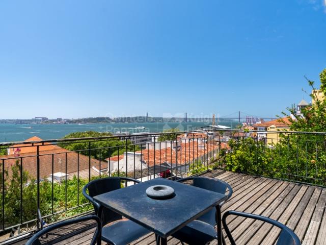 T3 Chiado vista rio Tejo com terraço e garagem