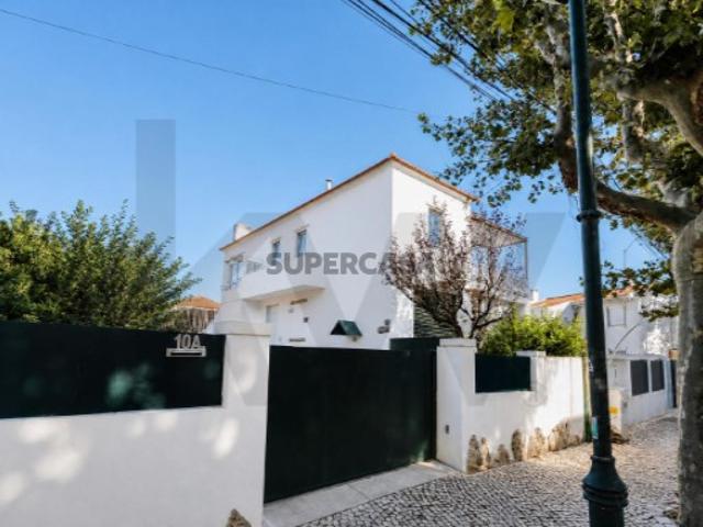 T3 com 3 Suítes e Jardim Privado a 6 min da Praia das Avencas