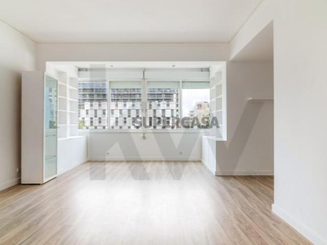 T3 COM 105 M² E VISTA SOBRE LISBOA E O TEJO, JUNTO AO METRO DAS OLAIAS