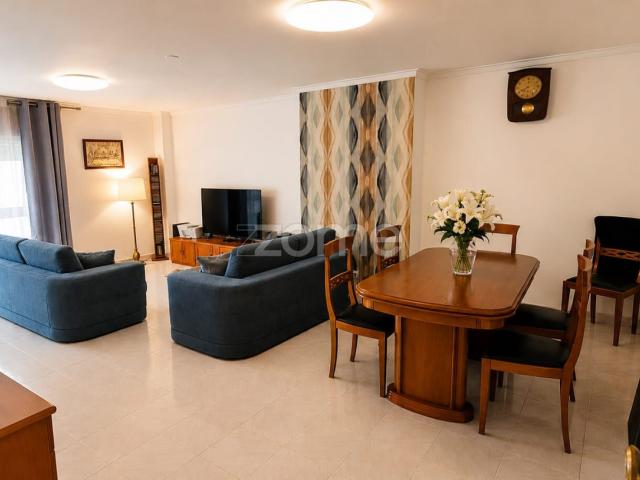T3 com 115 m², Suite, e Arrecadação em São Carlos – Mem Martins
