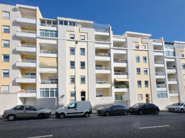 T3 com 2 varandas, garagem box para 2 carros nos Jardins da. 0m² Carcavelos e Parede
