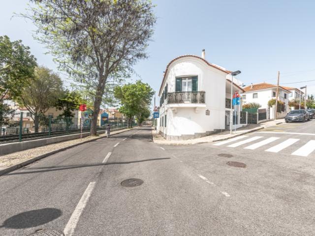 T3 com charme, totalmente remodelado, para investimento em Paço de Arcos
