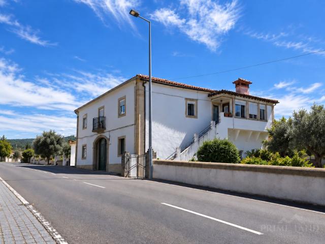 T3 com armazém de 130 m² e logradouro com vista para a serra — Castelo de Vide