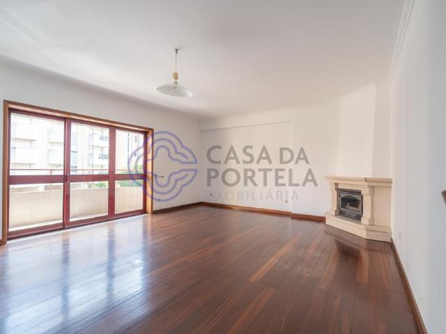 T3 com garagem e arrumos entre o ISEC e o Polo II