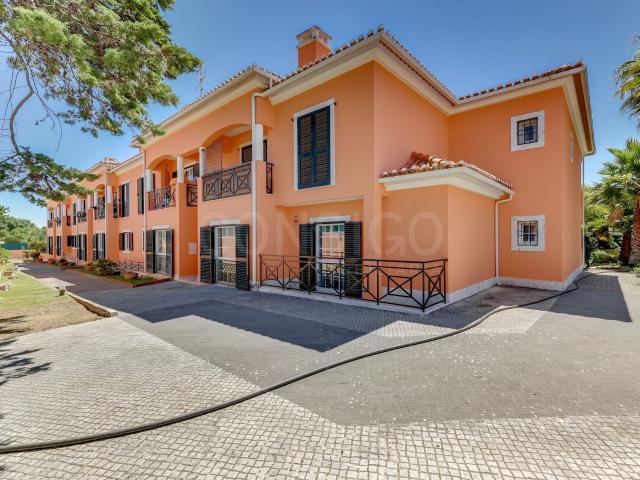 T3 com jardim privado, condomínio com piscina,2 Estacionamentos + 1 arrecadação