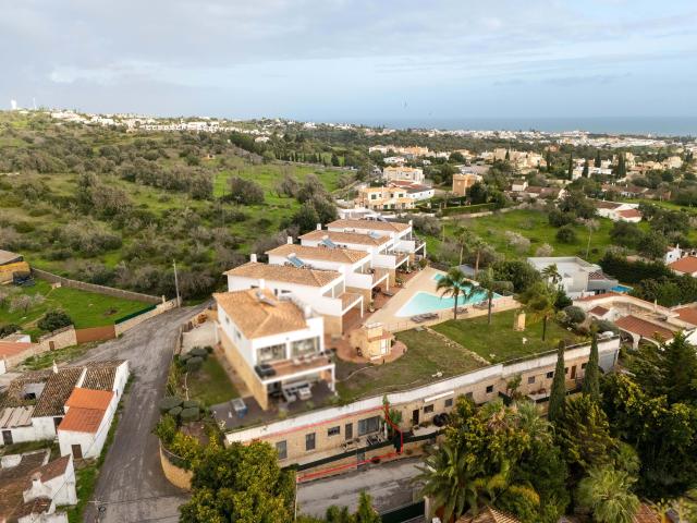 T3 com Logradouro Privativo no Alto Patroves – Conforto, Modernidade e Qualidade de Vida em Albufeira