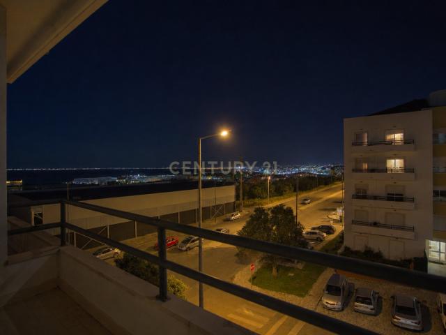 T3 com luz natural, vista rio e garagem no Tágides Parque — Póvoa de Santa Iria