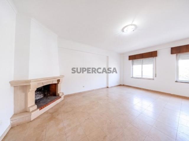 T3 com Suite, 2 Casas de Banho e Arrecadação, a 5min da Estação de Corroios