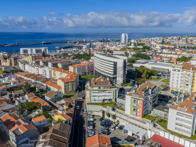 T3 com Suite, Closet e 2 Lugares de Garagem na Av. D. João III Ponta Delgada Conforto, Centralidade e Proximidade ao Mar