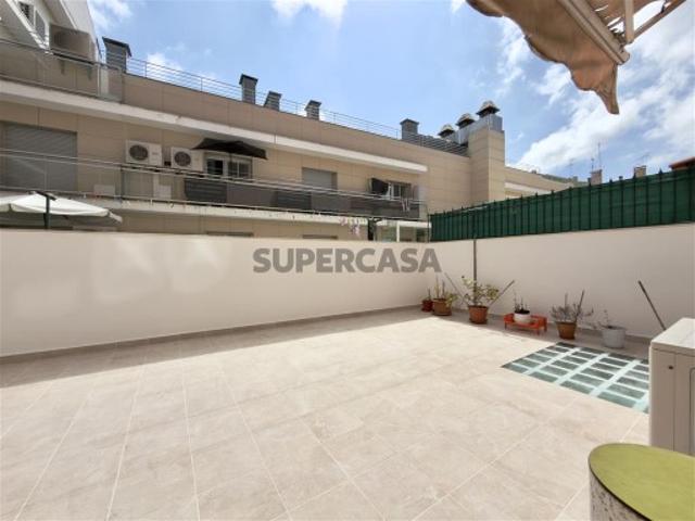 T3 com Terraço de 70 m², Garagem e Arrecadação junto à Estação da Amadora