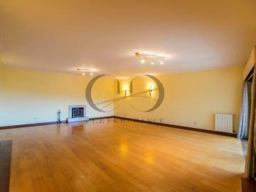 T3 com Terraços em Todas as Divisões | 56m² de Sala | Vista Aberta | Pedroso Gaia