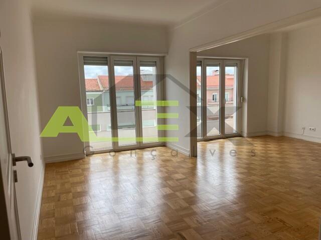 T3 com Varanda / Alvalade Av. Roma / Sem Mobília / Renda mensal 1.900€