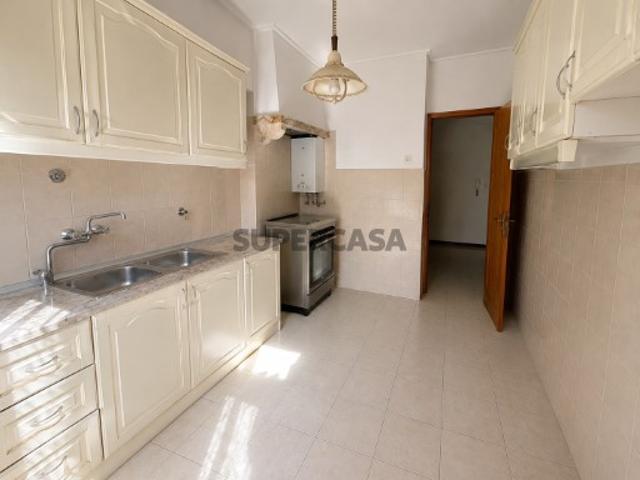 T3 com Varanda e Arrecadação em Mem Martins | 97 m² | Pronto a Habitar