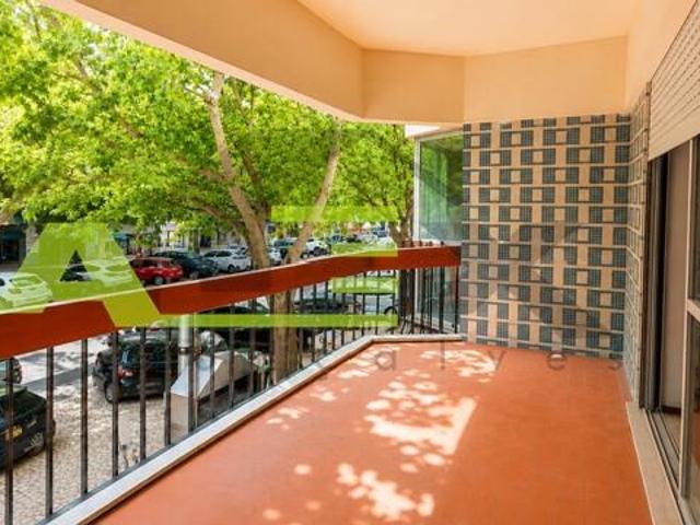 T3 com varanda / SETÚBAL Bairro Liceu / para remodelação total