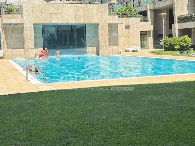 T3 condomínio fechado com Piscina, Ginásio e Terraço | Arrendamento