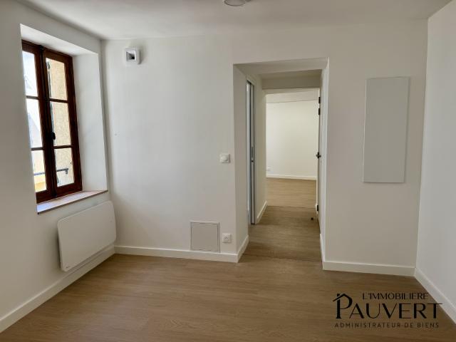 T3 de 50,52 m2, entièrement rénové avec balcon, grande cave et vue dégagée Le Bar sur Loup