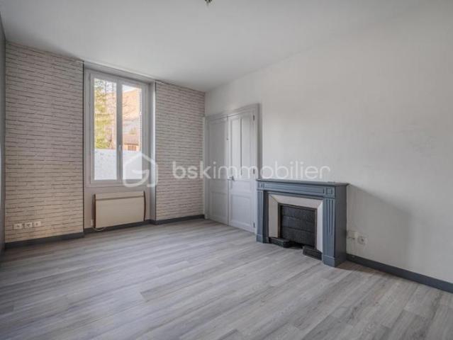 ? T3 lumineux avec cachet et cheminées – Vizille centre – Rez de chaussée calme