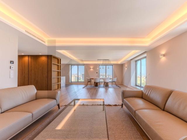 T3 de 211 m² com 3 suítes e vista panorâmica sobre Lisboa |. 211m² Campolide