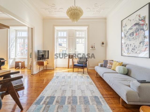T4 de charme renovado Rua Saraiva de Carvalho com varanda e equipado 160m2