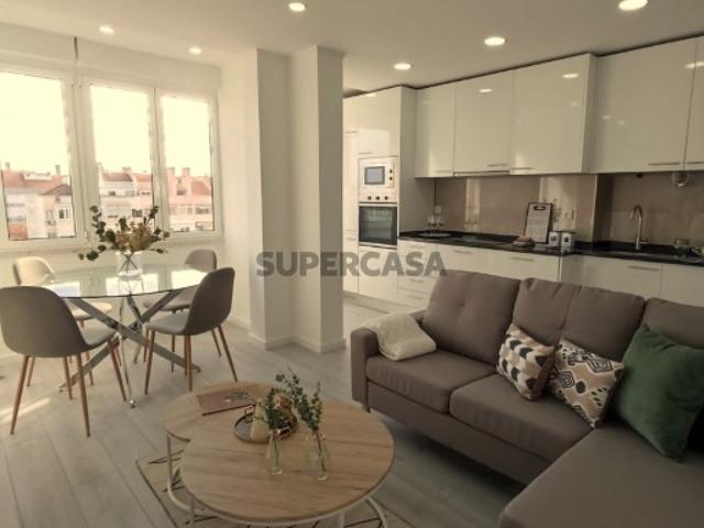 T3 de Excelência em Benfica | Elegância, Conforto e Localização Premium