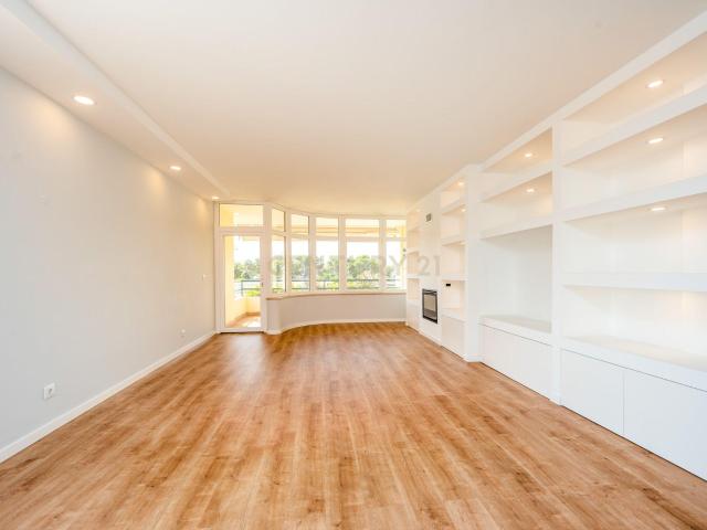 T3 de Luxo com Vista Mar, Varanda, Garagem e Arrecadação