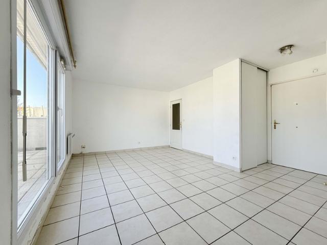 T3 de 63 m2 dernier étage avec terrasse, piscine et garage