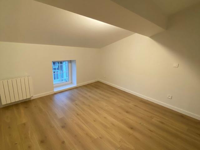 T3 DERNIER ETAGE CENTRE VILLAGE LE BOIS D'OINGT
