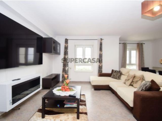 T3 Duplex 116m no Carregado em urbanização tranquila com acesso direto para a A1