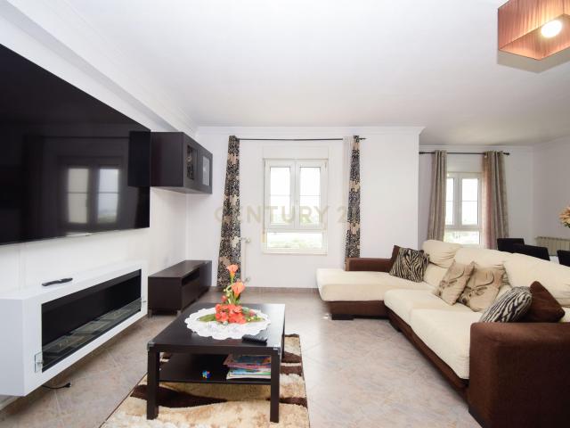 T3 Duplex 116m no Carregado em urbanização tranquila com acesso direto para a A1