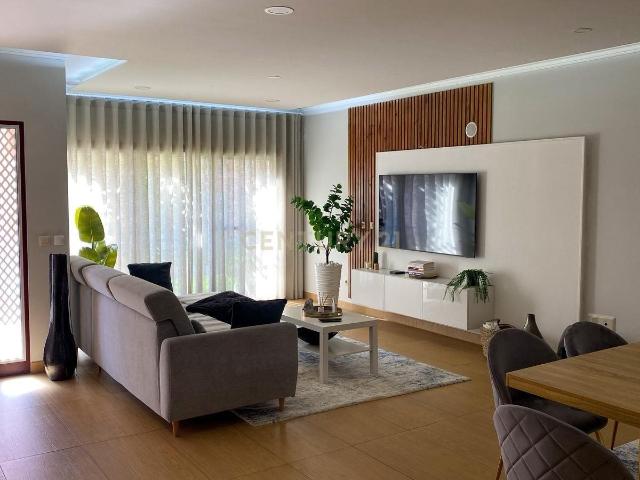 T3 Duplex com Garagem e Piscina | Condomínio Privado em Toma. 156m² Tomar São João Baptista