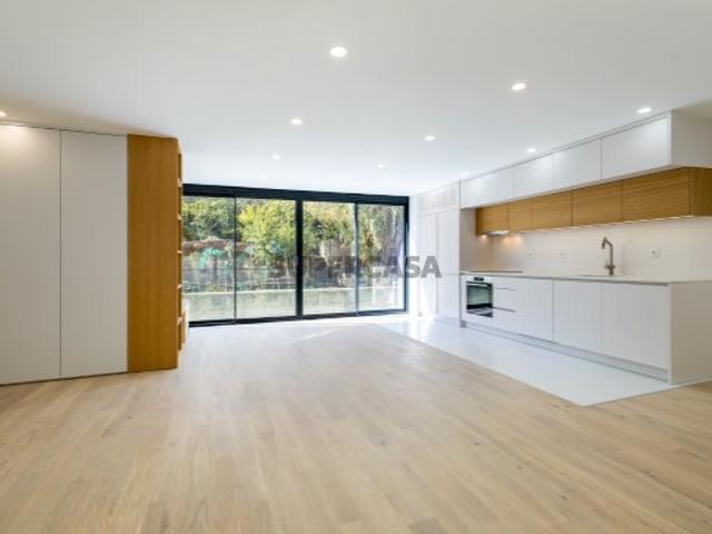 T3 Duplex a estrear com terraços e piscina no Estoril